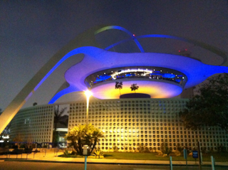 Illustration for article titled Mid-21st Century Modern: That Jetsons Architecture